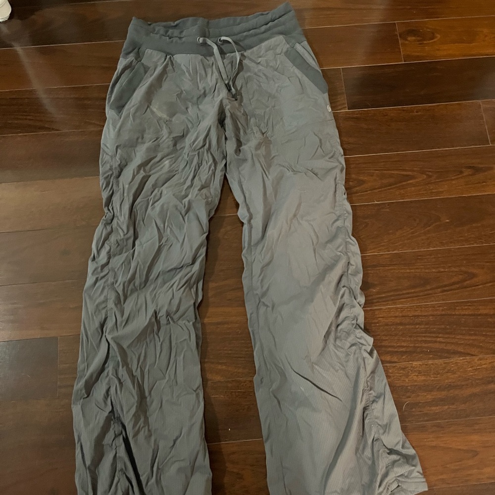 Lulu Lined athletic jogger/cover pants.